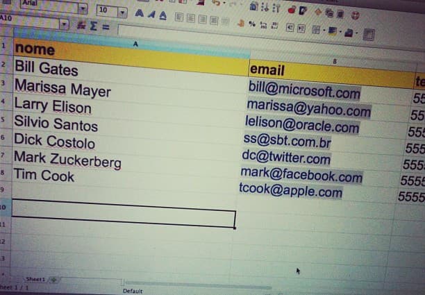 "Planilha Excel com contatos"